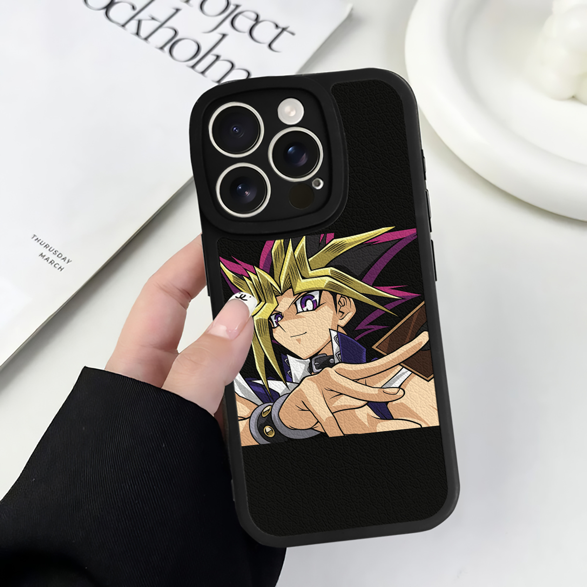 遊☆戯☆王 Yu-Gi-Oh! 【iPhone 16シリーズ対応】シリコンスマホケース（レザー調） 材質：シリコン